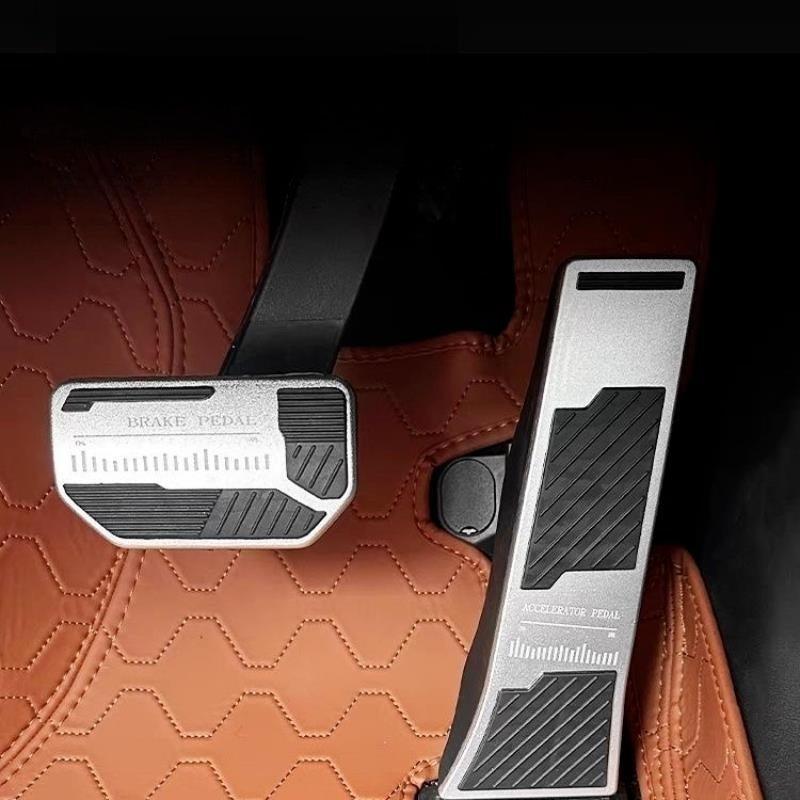 Throttle and brake pedals for Leapmotor C10