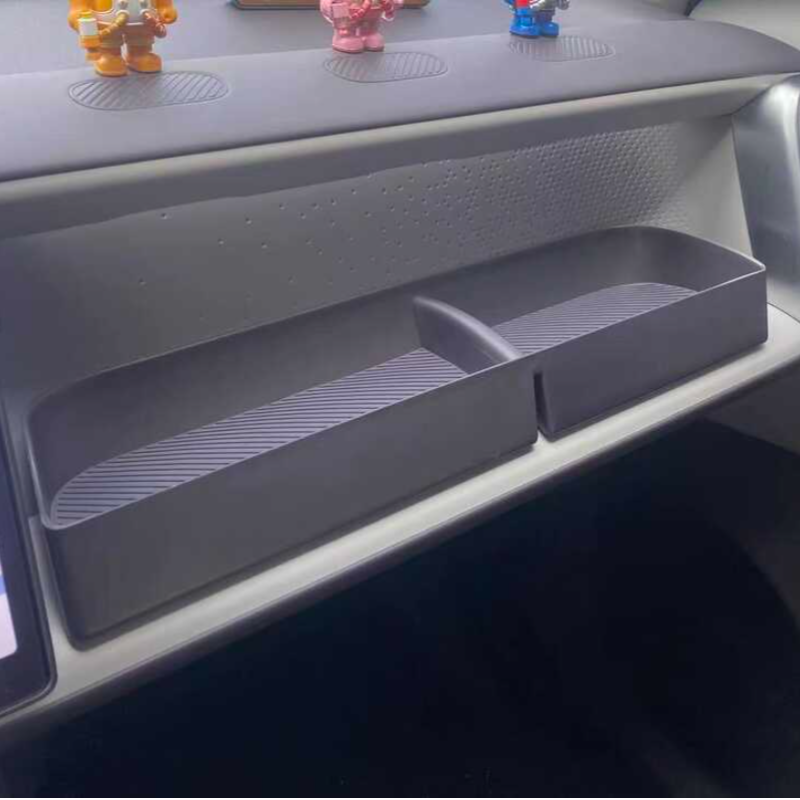 Passenger-side extended storage compartment for Leapmotor B10