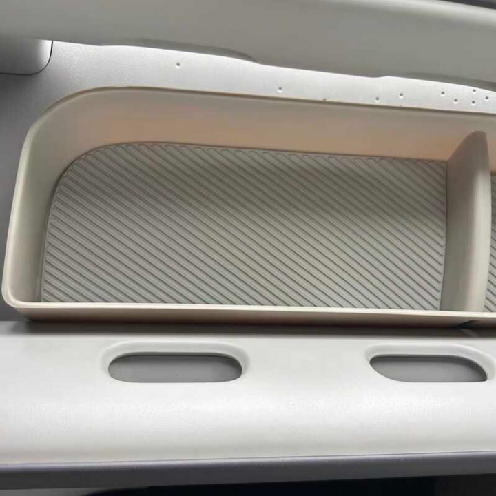 Passenger-side extended storage compartment for Leapmotor B10