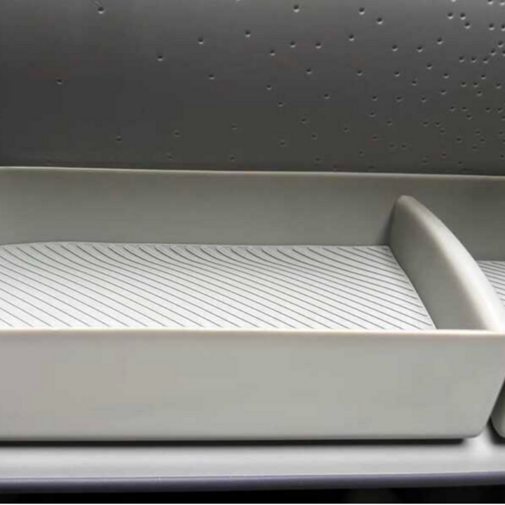 Passenger-side extended storage compartment for Leapmotor B10