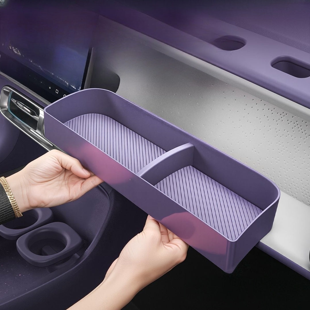 Passenger-side extended storage compartment for Leapmotor B10