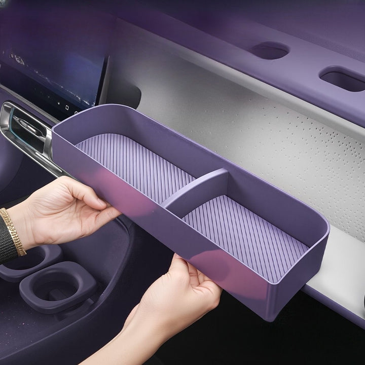 Passenger-side extended storage compartment for Leapmotor B10