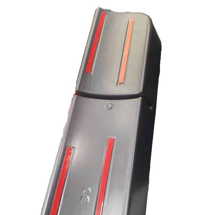 Passenger-side extended storage compartment for Leapmotor B10