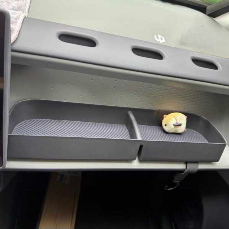 Passenger-side extended storage compartment for Leapmotor B10