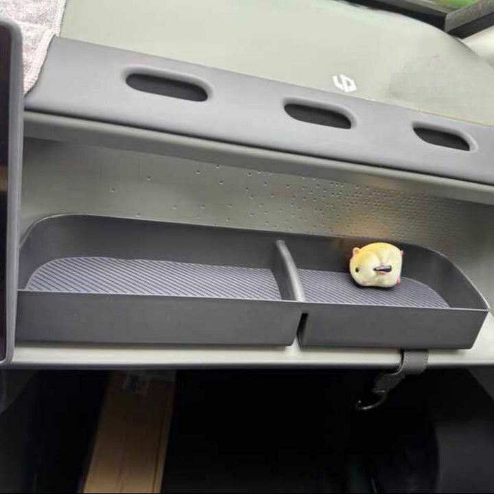 Passenger-side extended storage compartment for Leapmotor B10