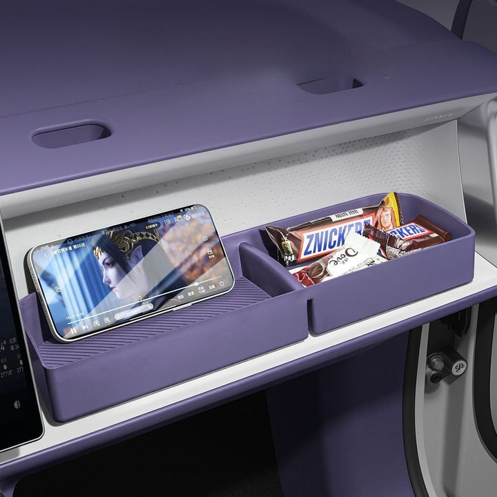 Passenger-side extended storage compartment for Leapmotor B10
