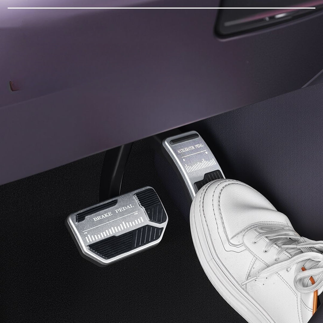 Throttle and brake pedals for Leapmotor B05